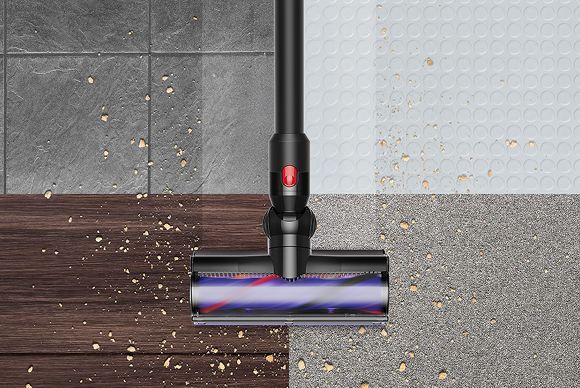 The Dyson Motorbar cleaner head cleans between different hard and carpeted floor types.