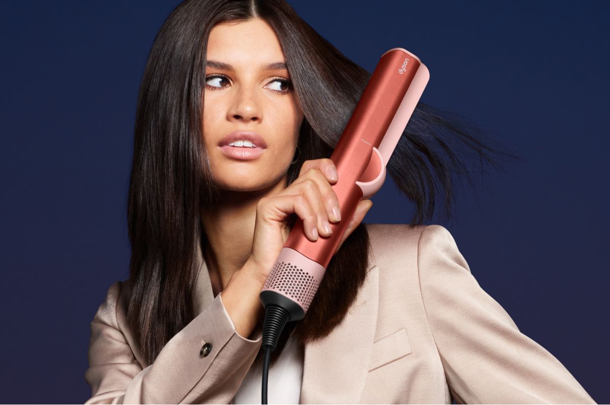 Model holding the Airstrait™ straightener