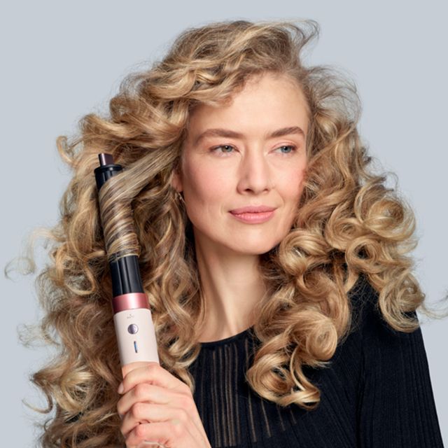 The Dyson Airwrap Co-anda2x multi-styler and dryer with the 30mm Co-anda2x barrel used by a blonde model to curl her hair.
